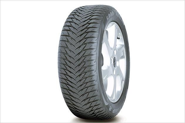 Beim Goodyear UltraGrip 8 verlaufen die Lamellen über die gesamte Lauffläche