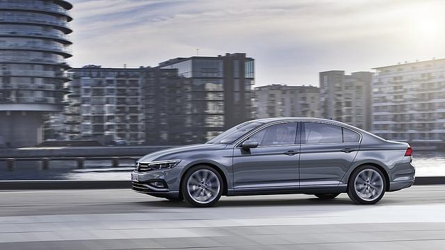 Die Limousine steht im Schatten des Variants