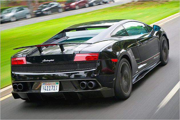 Unter dem kantigen Heck des Gallardo optimiert ein riesiger Diffusor die Aerodynamik