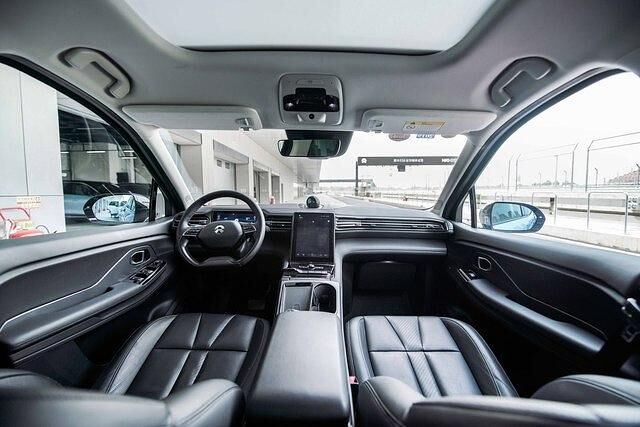 Wie sonst nur im Flugzeug in der Business Class oder im Fond mancher Luxuslimousine lässt sich beim Nio der Beifahrersitz elektrisch in eine Liege verwandeln
