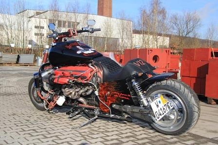 Drei Meter lang ist das selbstgebaute Motorrad.