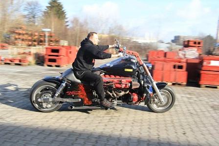 Bis Tempo 250 km/h hat Frank Ohle das Motorrad schon 
beschleunigt.