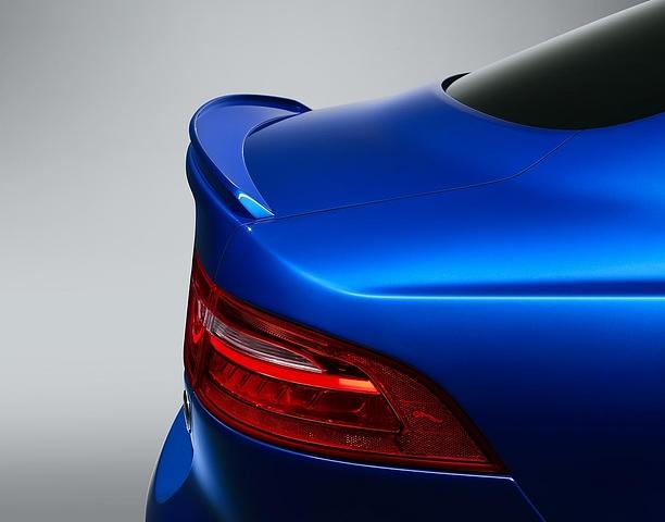 Der Heckspoiler am Jaguar XE SV Project 8 Touring sieht deutlich ziviler aus, ...