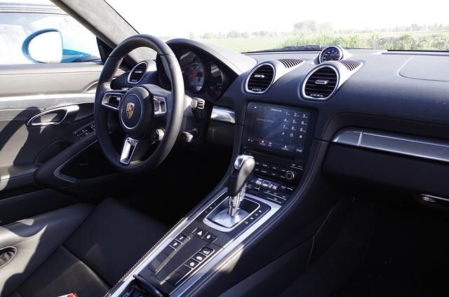 Der Cayman gibt ganz zeitgemäß als Infotainment-Vollprofi mit schnell reagierendem Touchscreen und ebenso zackig arbeitendem Navigationssystem