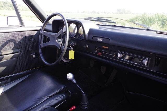 Beruhigend ist aber auch das karge Armaturenbrett des 914