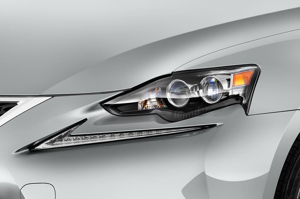 Lexus IS (Baujahr 2016) F Sport 4 Türen Scheinwerfer