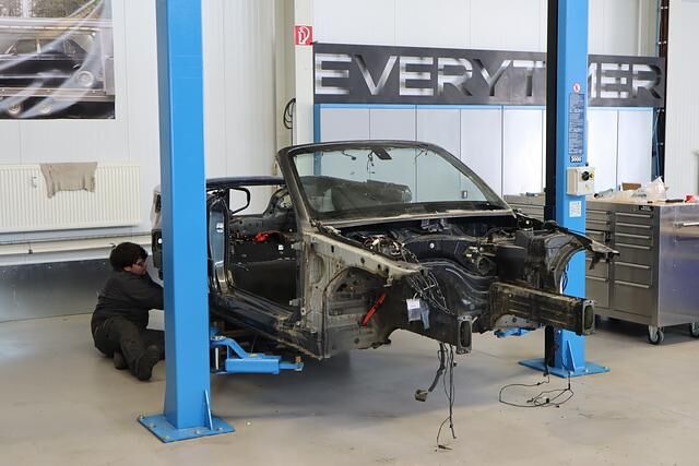 Komplett gestrippt und binnen drei Monaten völlig neu wieder aufgebaut wird so aus dem Gebrauchtwagen ein Oldtimer, der die BMW-Chronologie gehörig über den Haufen wirft