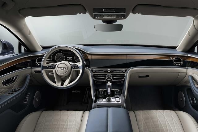 Das 12,3-Zoll-Display des Infotainmentsystems kann auf Wunsch im Armaturenbrett verschwinden 