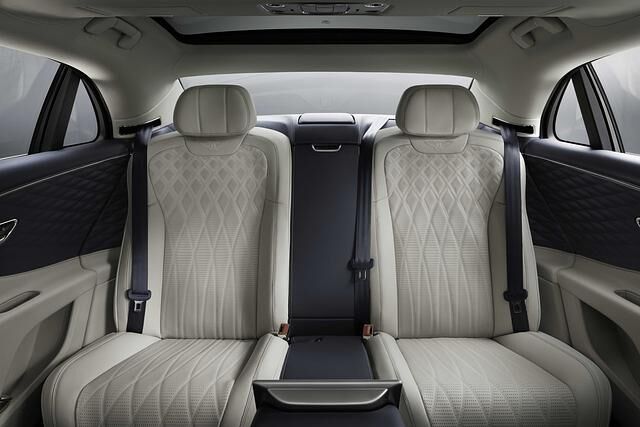 Im Fond bietet der Bentley Flying Spur zwei Einzelsitze