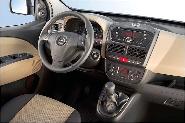 Das Cockpit wurde bis auf das Opel-Logo von Fiat übernommen