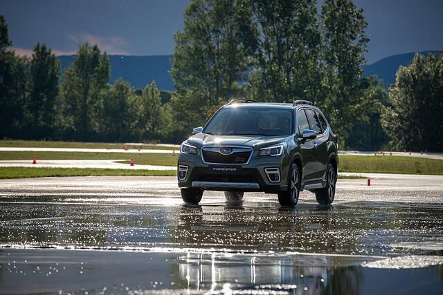 Der Forester nutzt fürs zeitgemäße Fortkommen neben dem traditionellen Boxer-Benziner auch einen Elektromotor