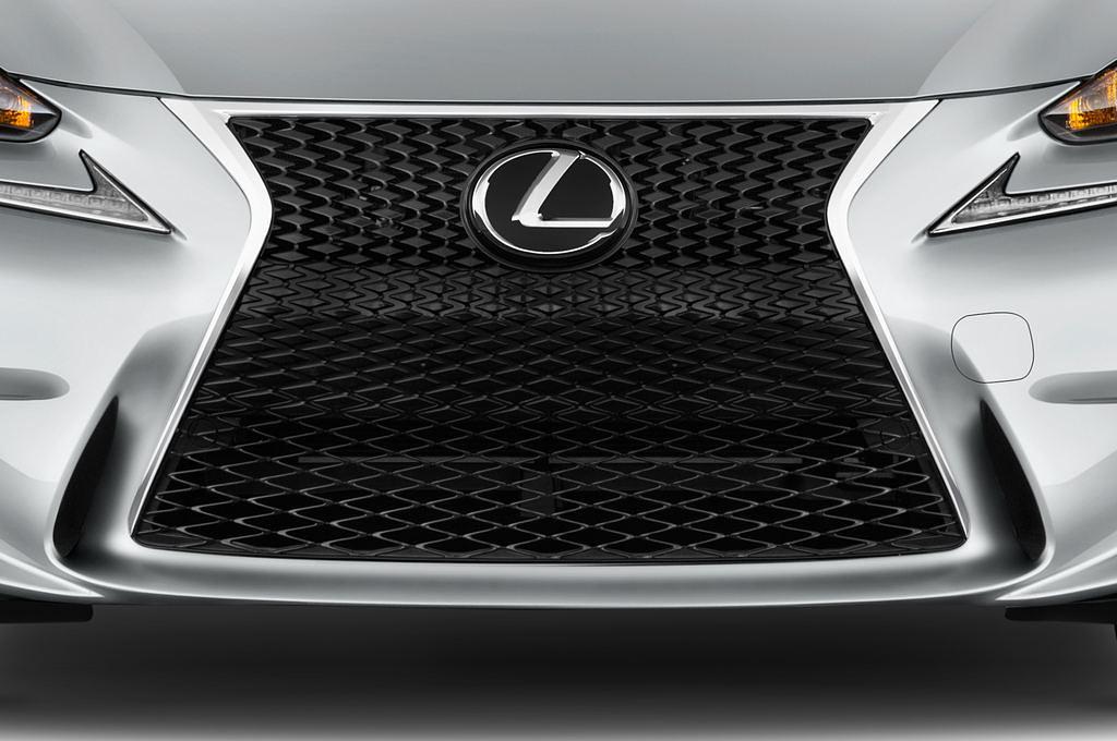 Lexus IS (Baujahr 2016) - 4 Türen Kühlergrill und Scheinwerfer