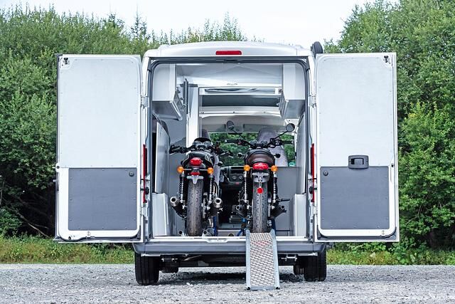 Zwei Bikes haben nebeneinander Platz