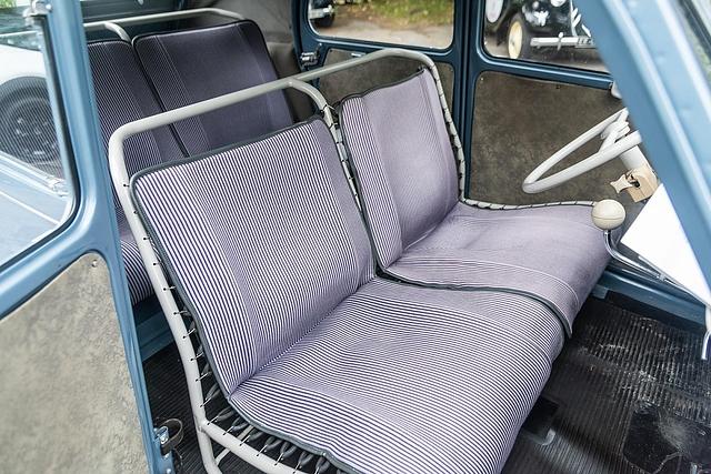 Die Sitze im Citroen 2 CV wirken wie Campingstühle