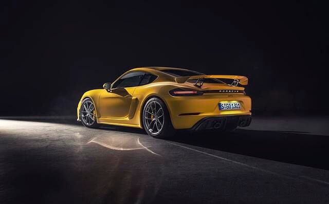 Der Cayman GT trägt einen großen Heckflügel