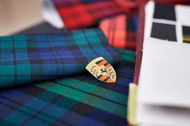 Schon jetzt arbeiten die Entwickler deshalb auch an den Pepita-Stoffen für das 60er-Jahre-Modelle, dem Sitzbezug mit Pascha-Muster aus den 70ern und dem Tartan-Schottenkaro-Stoff für die 80er-Edition