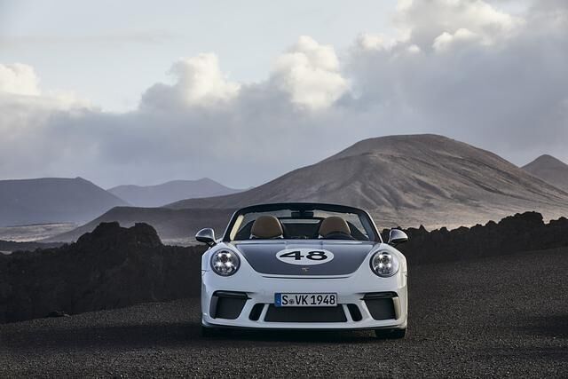 Cognac-farbenes Leder, goldene Schriftzüge und historische Porsche-Wappen auf der Motorhaube und den Radnaben der 20-Zoll-Zentralverschluss-Felgen sind Zitate aus der Geschichte