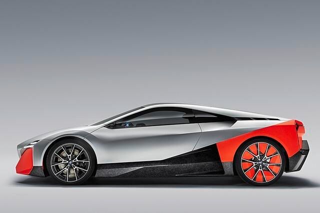 Matt-orange Akzente an den vorderen Lufteinlässen sowie den hinteren Kotflügeln sollen an den BMW Turbo von 1972 erinnern