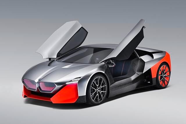 Mit dem Vision iNext will BMW auch Aufsehen erregen. Entsprechend hat der Sportwagen Flügeltüren bekommen