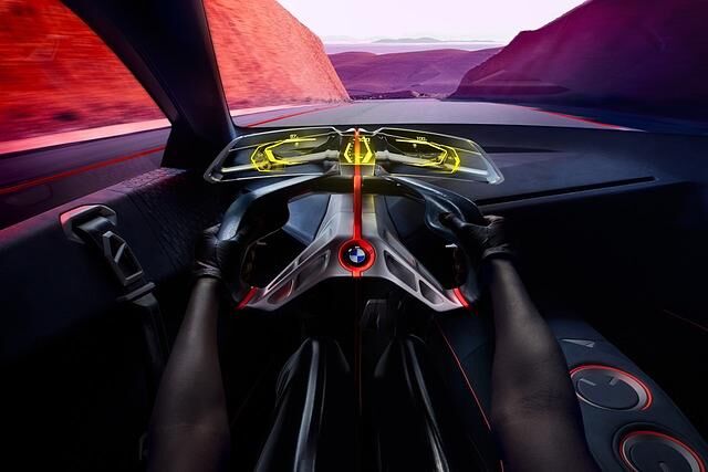 Stark futuristisch ist der Innenraum gestaltet. Das Herzstück bildet eine neuartige Einheit aus Lenkrad, Instrumententräger und Head-up-Display, von BMW „Boost Pod“ genannt