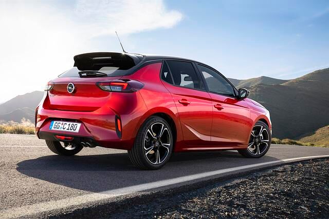Beim Design geht der 4,06 Meter lange Fünftürer einen eigenständigen Weg und tritt unverkennbar als Opel-Produkt auf. 