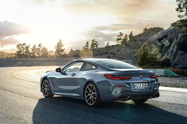 Der V8-Motor lastet schwer auf der Vorderachse und trägt seinen Teil zum beachtlichen Leergewicht von 1.965 Kilo bei