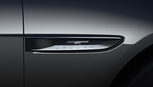 Jaguar E-Pace Chequered Flag - Mit Zielflagge und Panoramadach