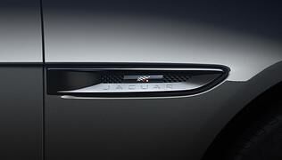 Jaguar E-Pace Chequered Flag - Mit Zielflagge und Panoramadach