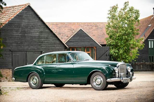 Die dynamisch gezeichnete Limousine S2 Continental Flying Spur aus den 1950er Jahren steht für Bentley sportlichen Anspruch