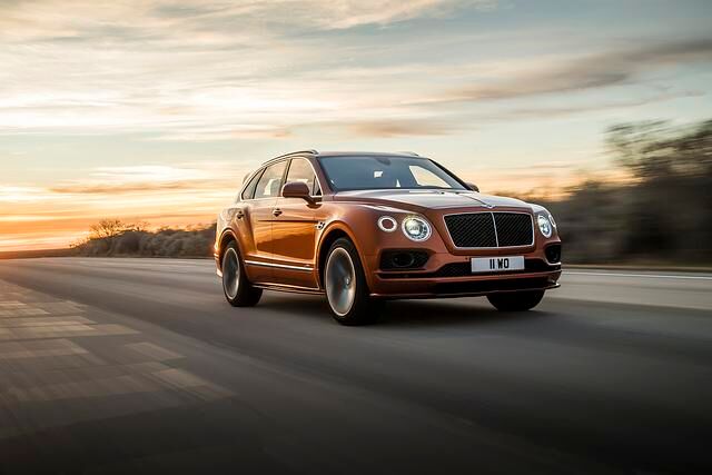  Superlative liefert seit 2016 auch der Bentayga, das erste SUV dieser Klasse und als 306 km/h flinker Bentayga Speed aktuell rasantestes Schwergewicht der Welt