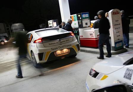 Abends wird an der offiziellen Rallye-Tankstelle gezapft, die Rennkomissare notieren die verbrauchte Menge