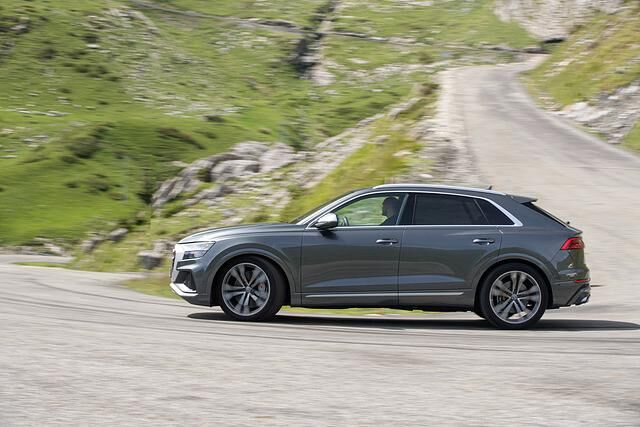 Vier Liter Hubraum, doppelte Turbo-Aufladung und ein zusätzlicher, elektrisch angetriebener Verdichter (EAV) machen Dampf