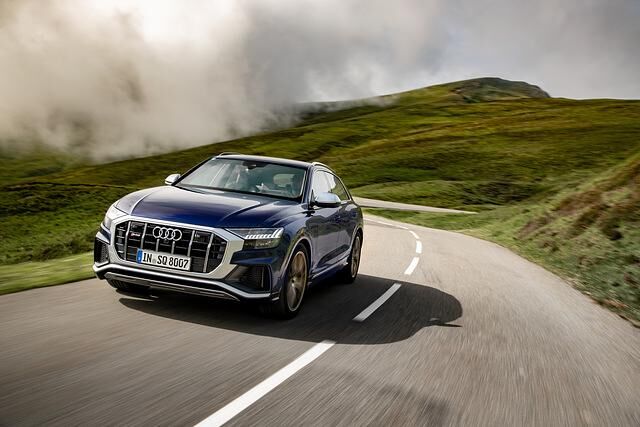Damit aus dem normalen Q8 schon optisch ein S-Sportler wird, dekoriert Audi den großen Kühlergrill mit einem matt-silbernen Rahmen 
