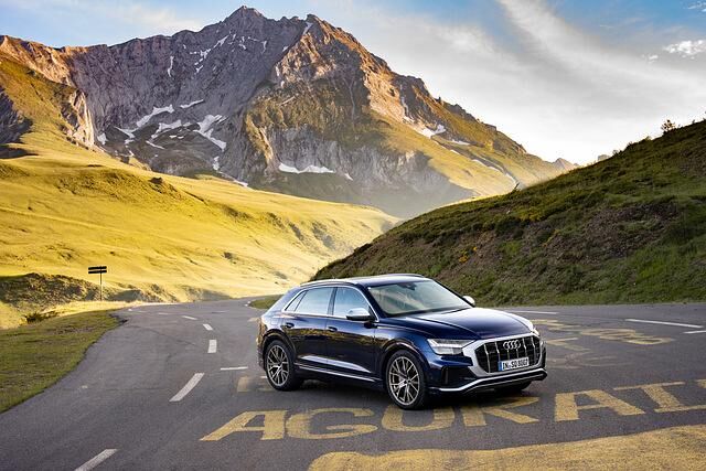 Natürlich gibt es Autos, die den Audi beim Standardsprint abhängen, doch wiegen diese selten über zwei Tonnen