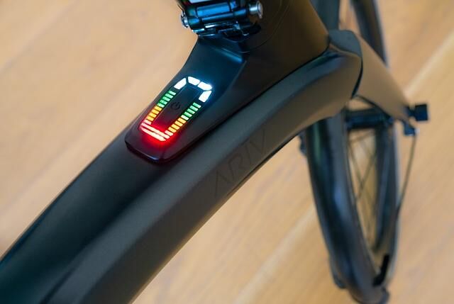 Man kann als Ariv-Nutzer auf das Smartphone verzichten, denn Fahrstufe und Akkufüllstand werden über diese Leuchteneinheit angezeigt