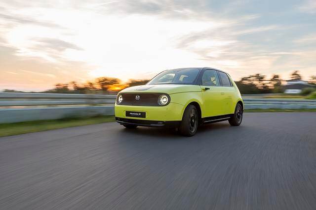 Der Akku mit 36 kWh Kapazität schlummert im Fahrzeugboden zwischen den Achsen