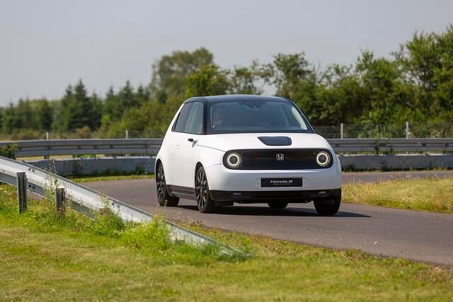 Honda hofft mit dem Retro-Look also ähnliche Begehrlichkeiten zu wecken, wie es Mini schafft