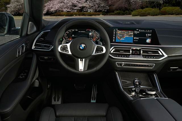 Das fahrerzentrierte Cockpit wurde modernisiert. Der neue X6 bietet zwei große Displays mit je 12,3 Zoll Bildschirmdiagonale