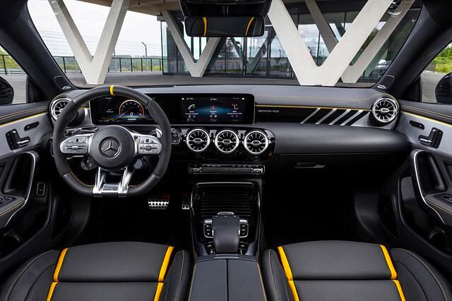 Optisch sind auch die 45er-Versionen an den für AMG typischen Insignien zu erkennen