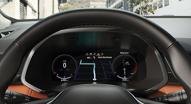 Das zehn Zoll große Cockpit hat digitale Instrumente
