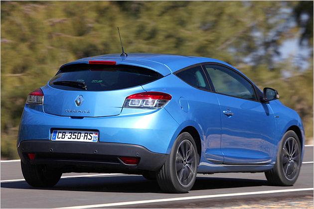Das Heck weist spezifische Kurven auf, die stimmig wirken und das Coupé zum Hingucker machen