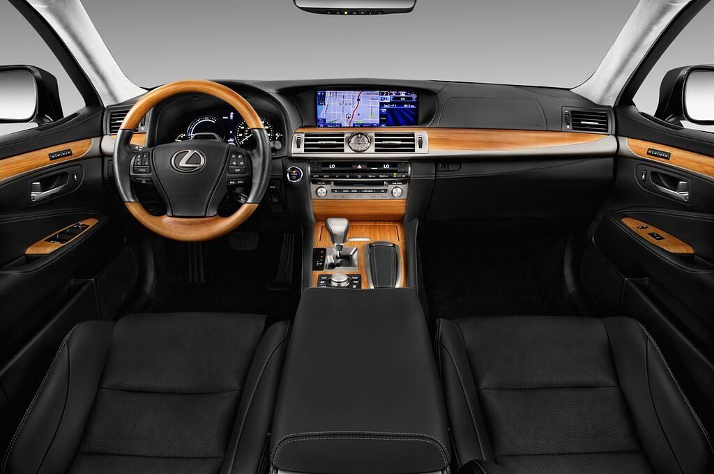 Lexus Ls (Baujahr 2015) - 4 Türen Cockpit und Innenraum
