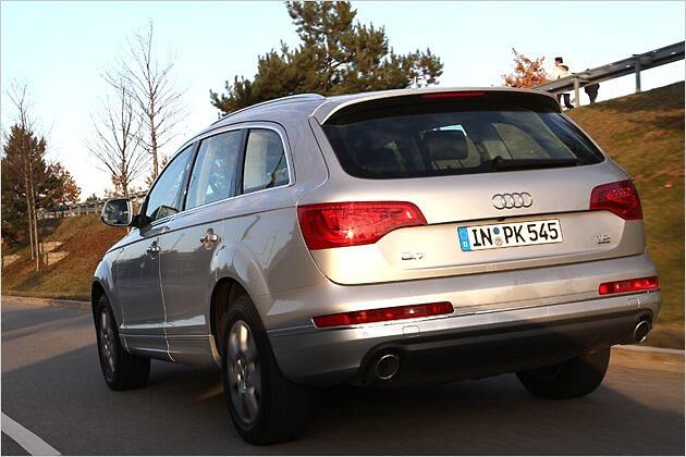 Das Heck des Audi Q7 wirkt mächtig