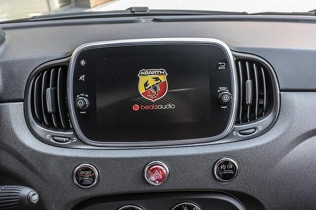 Der sieben Zoll Bildschirm ist die Infotainment Zentrale