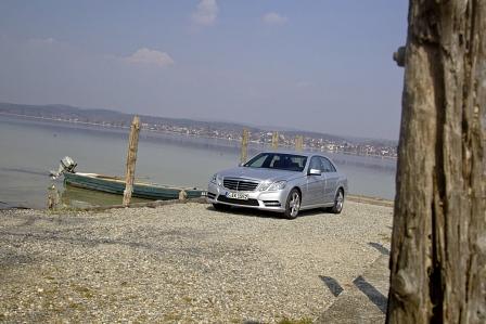 Optisch unterscheidet sich der Mercedes E 300 Bluetec Hybrid nicht von seinen Diesel-Brüdern