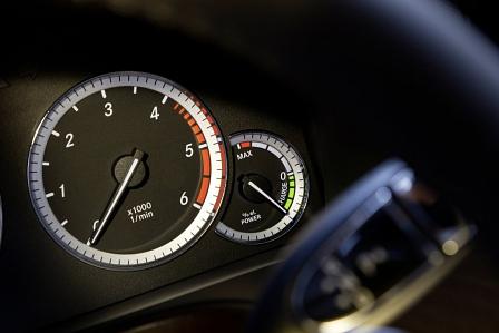 Hier wird der Ladezustand des Mercedes E 300 Bluetec Hybrid angezeigt