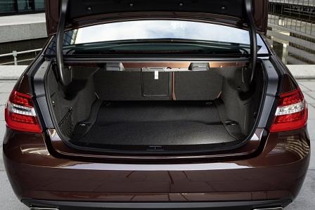 Der Laderaum des Mercedes E 300 Bluetec Hybrid ist nicht eingeschränkt