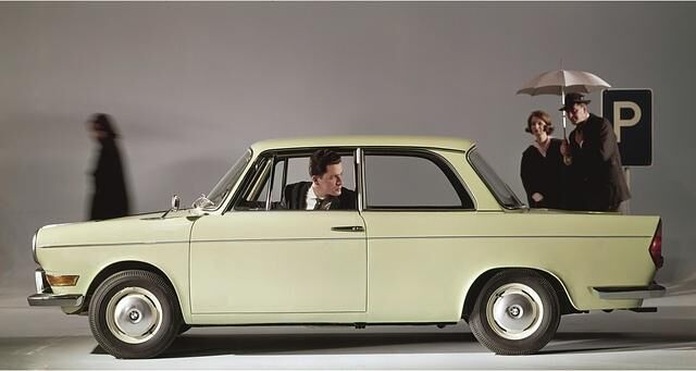 Im Frühjahr erhält die 700-Limousine bei verlängertem Radstand eine um 32 Zentimeter längere Karosserie und die Typenbezeichnungen BMW LS und BMW LS Luxus