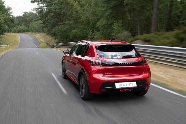 Bei der Rekuperation, also der Stromgewinnung im Schubbetrieb oder beim Bremsen, entschied sich Peugeot zu einer zweistufigen Auslegung