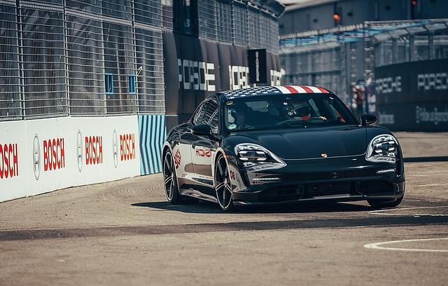 Der Porsche Taycan hat rund 440 kW / 660 PS